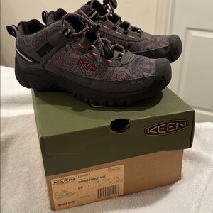 EEUC Keen Youth Hiking Shoes in Black and Scarlet